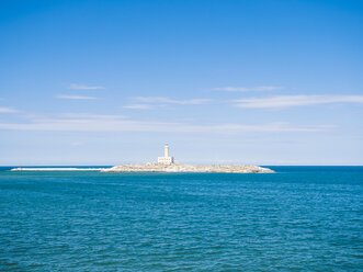 Italien, Apulien, Gargano, Vieste, Leuchtturm im Meer - GSF001021