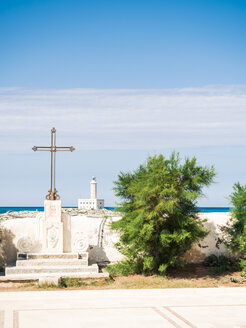 Italien, Apulien, Gargano, Vieste, Leuchtturm von La Chiesa di Santa Croce aus gesehen - GSF001025