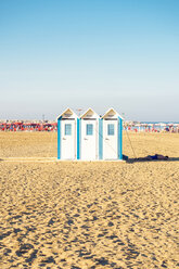 Italy, Apulia, Gargano, cabins on the beach of Rodi Garganico - GSF001033