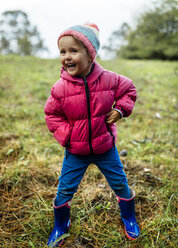 Porträt eines lachenden kleinen Mädchens auf einer Wiese im Herbst - MGOF001158