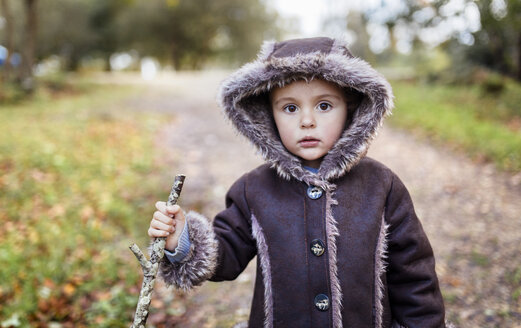 Porträt eines kleinen Mädchens mit Kapuzenjacke im Herbst - MGOF001161