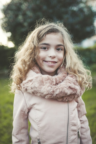 Porträt eines lächelnden blonden Mädchens, lizenzfreies Stockfoto
