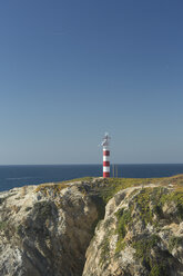 Portugal, Algarve, Porto Covo, Blick auf das Seezeichen auf dem Felsen - KBF000348
