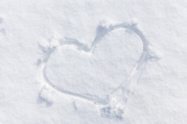 Heart carved in snow - BZF000274