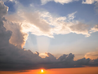 Italien, Toskana, Sonnenuntergang mit dramatischer Wolkenbildung - GSF001035
