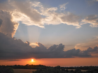 Italien, Toskana, Sonnenuntergang mit dramatischer Wolkenbildung - GSF001036