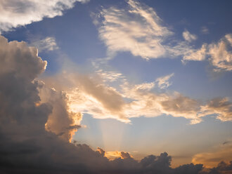 Italien, Toskana, Sonnenuntergang mit dramatischer Wolkenbildung - GSF001037