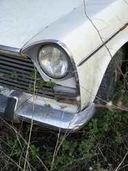 Headlight and car wing of vintage car out of order - JM000367