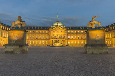 Deutschland, Stuttgart, Neues Schloss bei Nacht - KEBF000298