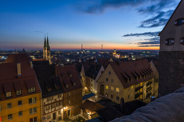 Deutschland, Nürnberg, Blick von der Nürnberger Burg bei Nacht - KEBF000299