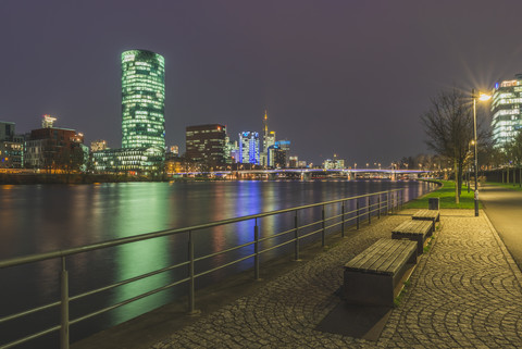 Deutschland, Hessen, Frankfurt, Blick auf Main, Westhafen und Westhafen Tower, lizenzfreies Stockfoto