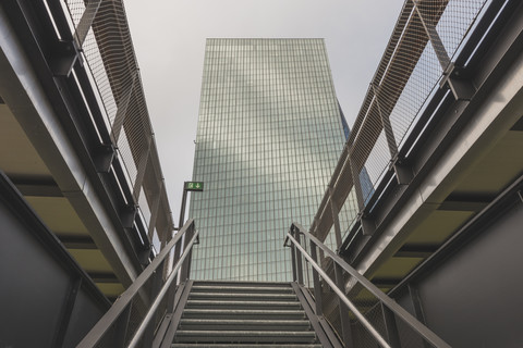 Deutschland, Hessen, Frankfurt, Gebäude der Europäischen Zentralbank mit Treppe einer Aussichtsterrasse im Vordergund, lizenzfreies Stockfoto