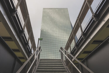 Deutschland, Hessen, Frankfurt, Gebäude der Europäischen Zentralbank mit Treppe einer Aussichtsterrasse im Vordergund - KEBF000301