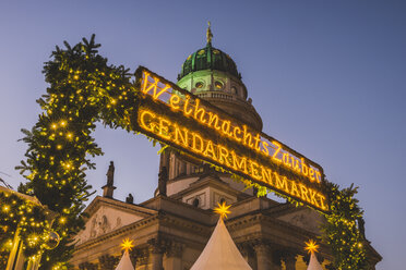 Deutschland, Berlin, Weihnachtsmarkt am Gendarmenmarkt, Französischer Dom im Hintergrund - KEB000302