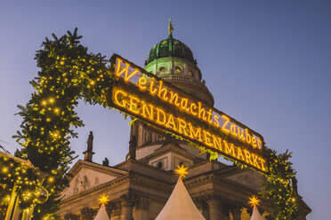 Germany, Berlin, Christmas market at Gendarmenmarkt, French Cathedral in background - KEB000302