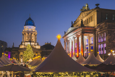 Deutschland, Berlin, Weihnachtsmarkt am Gendarmenmarkt vor dem Konzerthaus rechts und dem Deutschen Dom - KEB000303