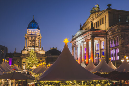 Germany, Berlin, Christmas market at Gendarmenmarkt in front of the Concert Hall right and German Cathedral - KEB000303