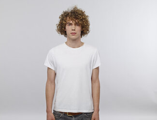 Porträt eines jungen Mannes mit lockigem blondem Haar und weißem T-Shirt - RHF001125