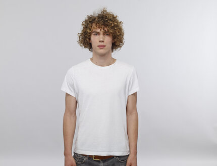 Porträt eines jungen Mannes mit lockigem blondem Haar und weißem T-Shirt - RHF001125