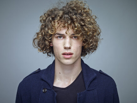 Portrait of young man with curly blond hair - RHF001127