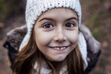 Portrait of smiling girl wearing wooly hat - MGOF001174