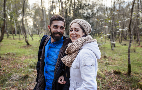 Glückliches Paar im Wald, lizenzfreies Stockfoto