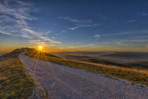 Italien, Umbrien, Valsorda, Sonnenuntergang über der Einsiedelei Serrasanta - LOMF000117