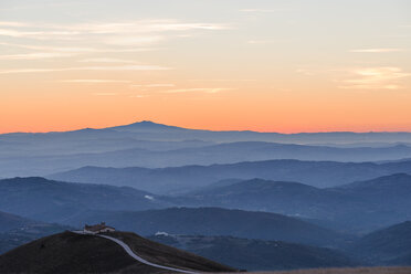 Italien, Umbrien, Valsorda, Einsiedelei Serrasanta in den Apenninen bei Sonnenuntergang - LOMF000118