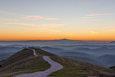 Italien, Umbrien, Valsorda, Einsiedelei Serrasanta in den Apenninen bei Sonnenuntergang - LOMF000119