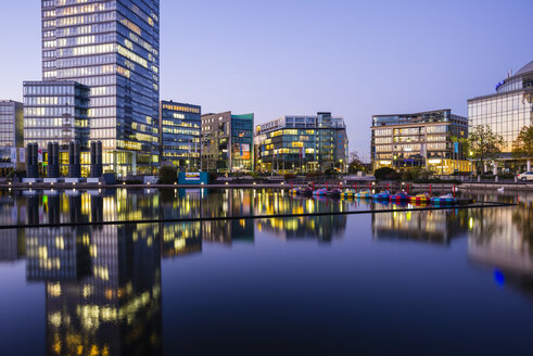 Deutschland, Köln, Medienpark am Abend - WG000786