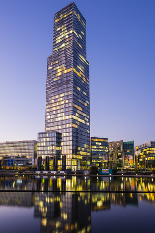 Deutschland, Köln, Medienpark, Kölner Turm am Abend, lizenzfreies Stockfoto