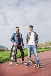 Zwei glückliche Freunde mit Longboard und Skateboard - RAEF000718