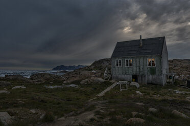 Grönland, Schweizerland, Kulusuk, Haus am Abend - ALRF000228