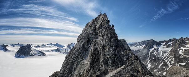 Greenland, Schweizerland, Kulusuk, mountaineer on mountaintop - ALRF000246