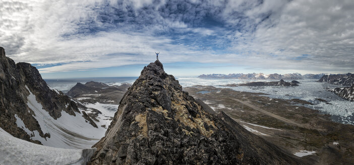 Greenland, Schweizerland, Kulusuk, mountaineer on mountaintop - ALRF000247