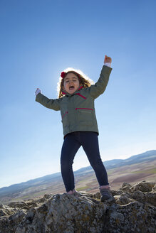 Spanien, Consuegra, glückliches kleines Mädchen auf einem Berg - ERLF000093