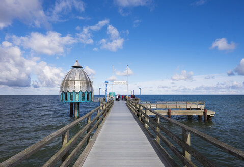 Deutschland, Zingst, Holzpromenade und U-Boot-Gondel - SIEF006893