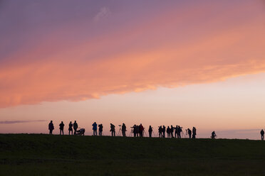 Germany, Zingst, silhouettes of birdwatchers at Barther Bodden in evening twilight - SIE006897