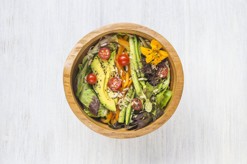 Holzschüssel mit gemischtem Salat - KNTF000213