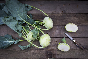 Bio-Kohlrabi auf Holz, Messer, halbiert - LVF004315