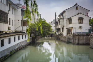 China, Provinz Jiangsu, Suzhou, Kanal und Wohnhäuser - NKF000416