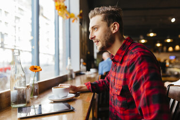 Mann in einem Café schaut aus dem Fenster - BOYF000052