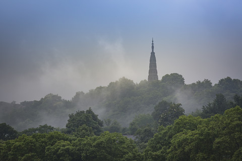 China, Zhejiang, Hangzhou, Bao-Chu-Pagode im Nebel, lizenzfreies Stockfoto