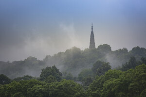 China, Zhejiang, Hangzhou, Bao-Chu-Pagode im Nebel - NKF000417