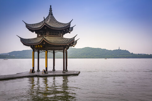 China, Zhejiang, Hangzhou, Traditional pavilion at the West lake - NK000418