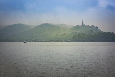 China, Zhejiang, Hangzhou, Westlicher See mit Booten und Bao-Chu-Pagode - NK000420