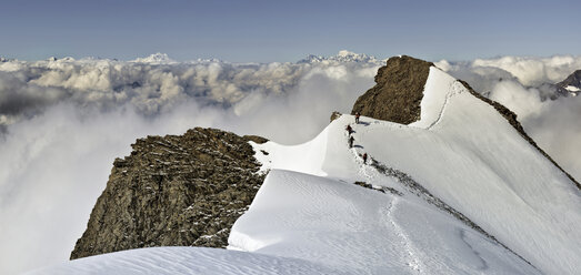 Switzerland, Western Bernese Alps, mountaineers in Balmhorn region - ALRF000251