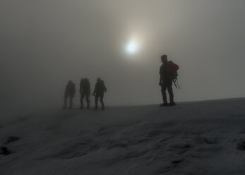 Schweiz, Westliche Berner Alpen, Bergsteiger im Nebel in der Balmhornregion - ALRF000253