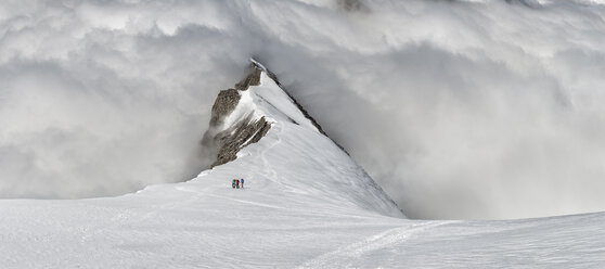 Switzerland, Western Bernese Alps, mountaineers in Balmhorn region - ALRF000255