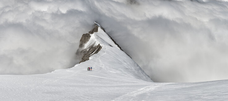 Schweiz, Westliche Berner Alpen, Bergsteiger im Balmhorngebiet - ALRF000255